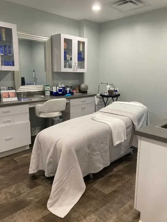 https://cdn.salonspotlight.com/photos/3qikn1Zkp6XPZvr4Fdfs/d13ba913-7044-4ed6-b152-ae837b92b0ce_720x720