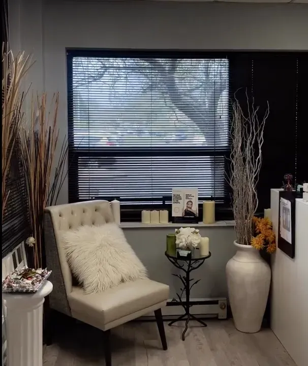 https://cdn.salonspotlight.com/photos/3sa7DxsUjSMcxkp0rXPZ/a9c1eeb6-5a1b-430c-874b-4347fcc4675f_720x720