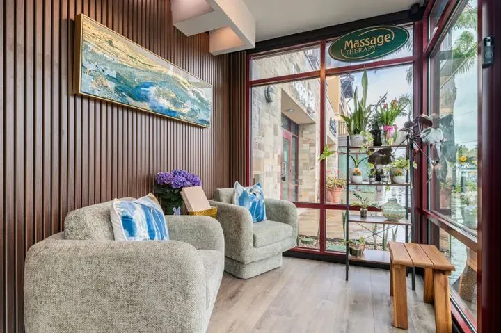 https://cdn.salonspotlight.com/photos/411OitqhYExJM1sM8O2h/875aaa25-d20c-47aa-a2f8-dd28585e962a_720x720