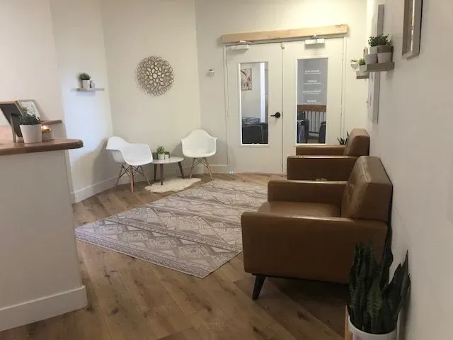 https://cdn.salonspotlight.com/photos/494RhmWiFLQjvBjwLgTK/8411f128-8b75-4153-b68f-9f0770bffbf8_720x720
