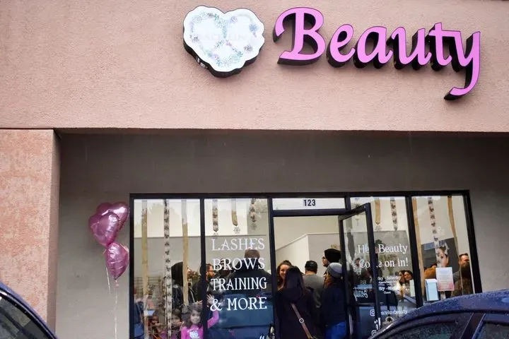 https://cdn.salonspotlight.com/photos/4APVFSQWlo1AWDT11jb6/3c2f48b1-9e97-4825-a0cd-14d6bda6e3ae_720x720