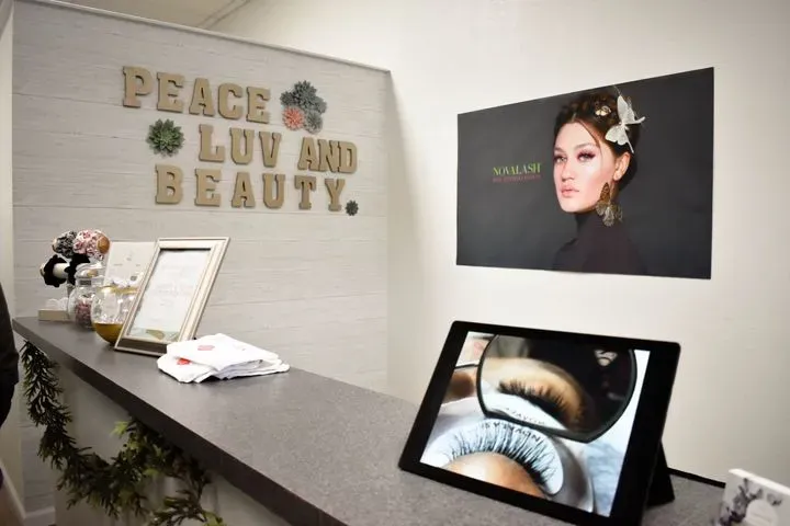 https://cdn.salonspotlight.com/photos/4APVFSQWlo1AWDT11jb6/f26595c3-7601-4b01-8bce-6599f95f1071_720x720