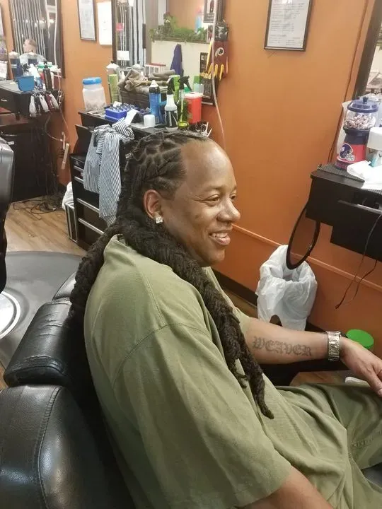 https://cdn.salonspotlight.com/photos/4BBwRD0QsdB5NiKIeX18/01c76c4e-e0f0-4c58-ab76-c11f0330c225_720x720