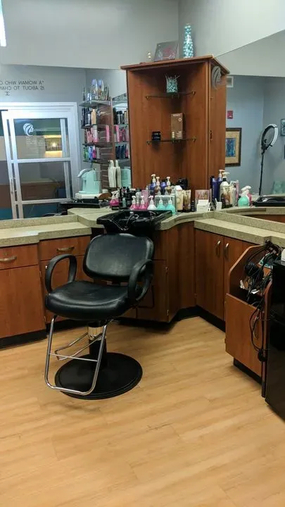https://cdn.salonspotlight.com/photos/4BO1AsJEvgrRWt6G0OzM/25799ac7-6690-4df3-b778-be3b3209ec71_720x720