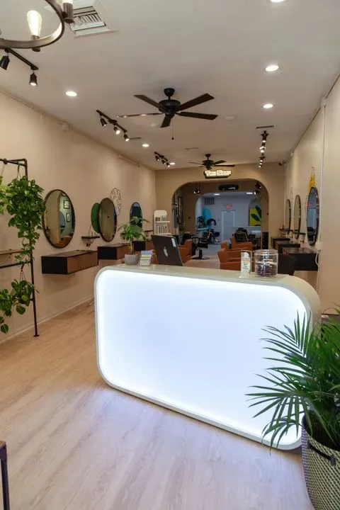 https://cdn.salonspotlight.com/photos/4DhpZn4mCBAVmZJDYBkZ/bd550d9e-ebcb-44e7-8737-f76f82a0a3b4_720x720