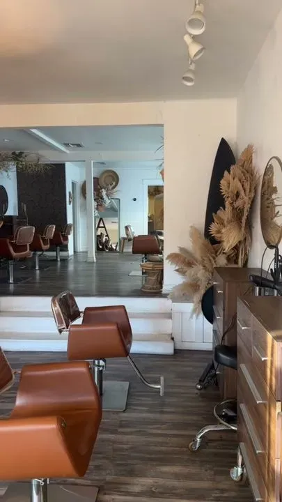 https://cdn.salonspotlight.com/photos/4EjpyqkhLhg1yIoc8UsG/4aee3772-0661-4761-a4a2-eb4e9b167726_720x720