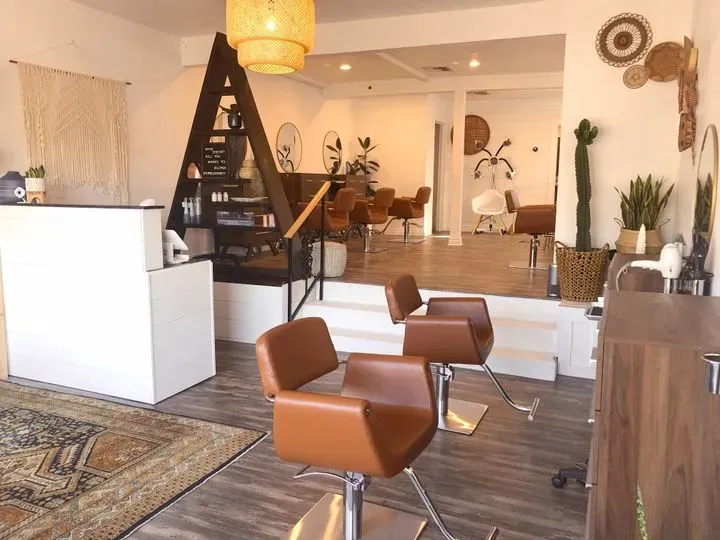 https://cdn.salonspotlight.com/photos/4EjpyqkhLhg1yIoc8UsG/723d0a9f-bbde-4ee0-9cc6-8cf90788e600_720x720