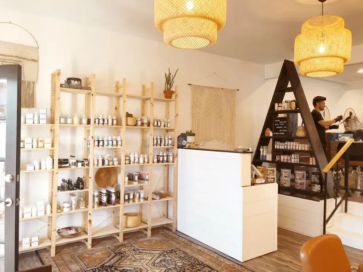 https://cdn.salonspotlight.com/photos/4EjpyqkhLhg1yIoc8UsG/abc989d7-e9aa-4033-9eaf-d52bc242dbb9_720x720