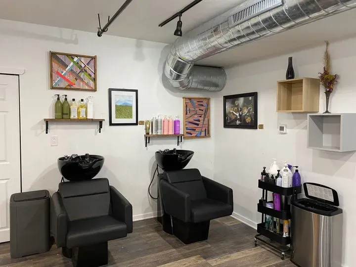 https://cdn.salonspotlight.com/photos/4GBNYb72tDFADEo0xN4h/83d989a5-7cab-4110-8f99-86ba8b638c23_720x720