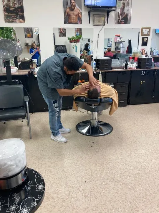 https://cdn.salonspotlight.com/photos/4IDMhXAuISBJyvb8Nwyk/15408053-a6ca-48bf-86bb-e2d26135fa18_720x720