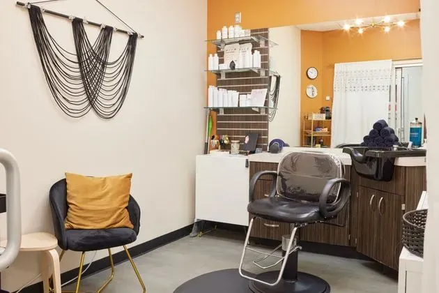 https://cdn.salonspotlight.com/photos/4IvHUPmxoJvNQSSMuMAD/8620bb98-7394-48f1-8d82-52121b0c3e22_720x720