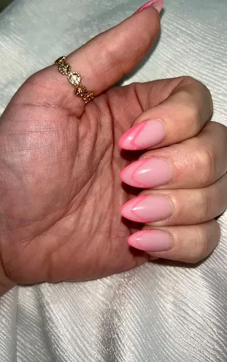 https://cdn.salonspotlight.com/photos/4Kn2RFmEx8dbdfz72Tdy/9dfcd4e5-ddd3-4540-b949-4e3b9e875763_720x720