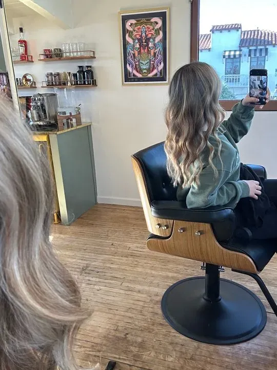 https://cdn.salonspotlight.com/photos/4MyZl7FJYWvvEP8qDMke/ef69d19f-e218-4be0-8426-9b96c35bc499_720x720