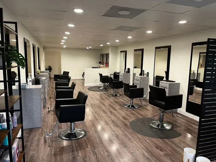 https://cdn.salonspotlight.com/photos/4N3UBIFvf31T5wW9lSzX/2dbbbe1a-afe2-4b7b-9ecf-b18bdef86ab7_720x720