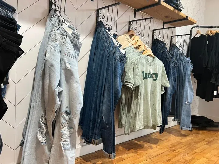 https://cdn.salonspotlight.com/photos/4P8SXQlXgfaPQVygAdPW/aa97e078-dbbb-416f-b158-1ee57c610d77_720x720
