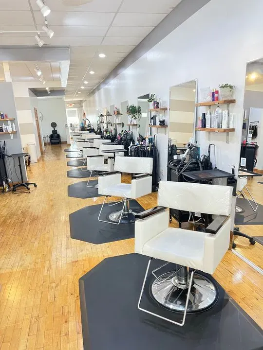 https://cdn.salonspotlight.com/photos/4P8SXQlXgfaPQVygAdPW/c2365134-e9ff-4507-941a-95036fa922e8_720x720