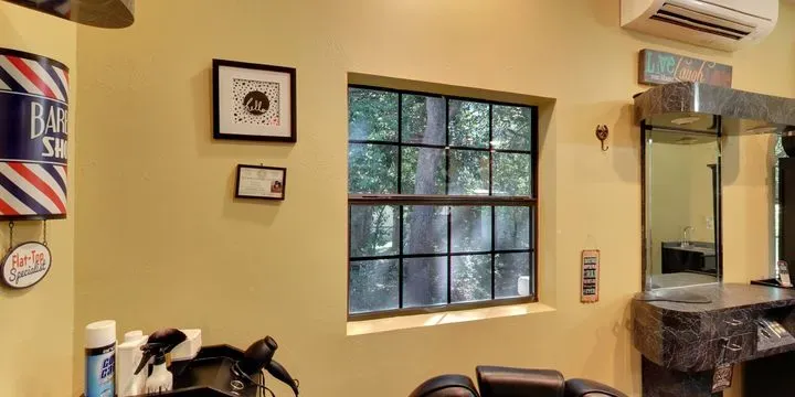 https://cdn.salonspotlight.com/photos/4PW2nKjJTDvKU7jheeVJ/8829fe2a-036d-4180-a6c2-1a5626d74a81_720x720