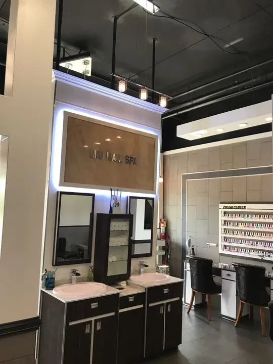 https://cdn.salonspotlight.com/photos/4QBrg8O2FPeo5Mz87m8u/ada33366-6b79-4325-b820-cc96a5a75f6e_720x720