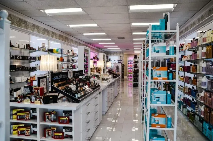 https://cdn.salonspotlight.com/photos/4QOcb9LDGzOzC6tampQC/d0dbd059-36d9-4cd3-a15c-bd54284f6d4d_720x720