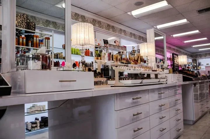 https://cdn.salonspotlight.com/photos/4QOcb9LDGzOzC6tampQC/f8b59025-c9d8-499c-a3da-3bc0a88353d5_720x720