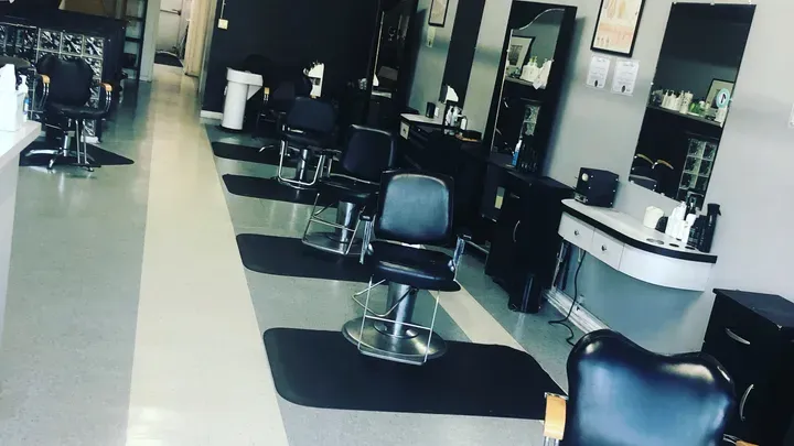 https://cdn.salonspotlight.com/photos/4Qfo8tZF2XK1RKpf4zGq/7498e298-9ed9-491e-8430-3c07f583937a_720x720