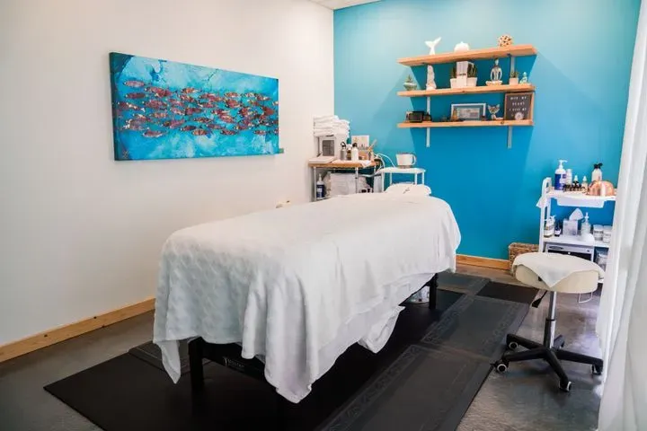 https://cdn.salonspotlight.com/photos/4RJzcaVQEB4hfyGgNgtB/7fa08f25-851b-4254-9ebd-c6e066313808_720x720