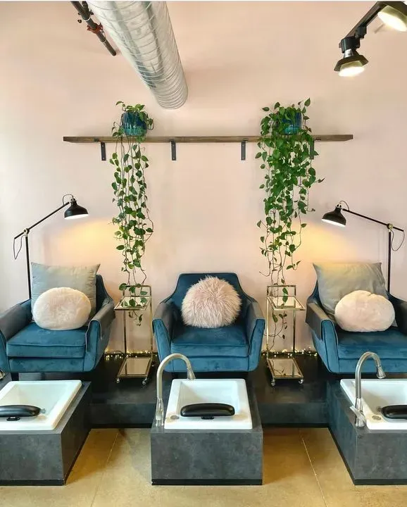 https://cdn.salonspotlight.com/photos/4TCHltJ9geyHtV7aKHKb/824936f5-f72d-4d23-930f-745d42d646a2_720x720