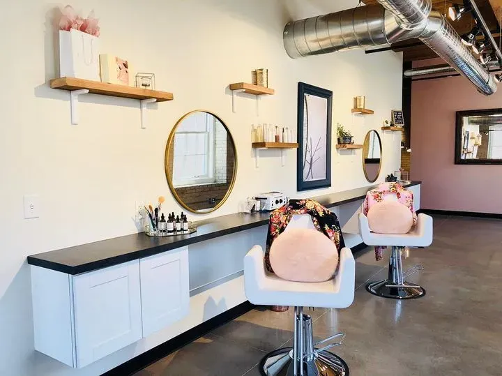 https://cdn.salonspotlight.com/photos/4TCHltJ9geyHtV7aKHKb/c30dbb80-b2c7-4050-a9d1-9567d7e89a45_720x720