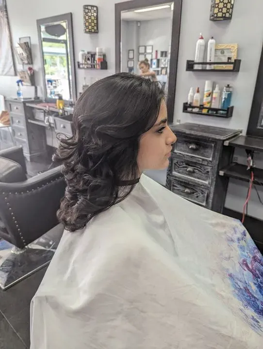 https://cdn.salonspotlight.com/photos/4TCnyP7wYThf3Kwgx6ys/debdaf34-5c42-4f88-af41-020b52e9cad1_720x720