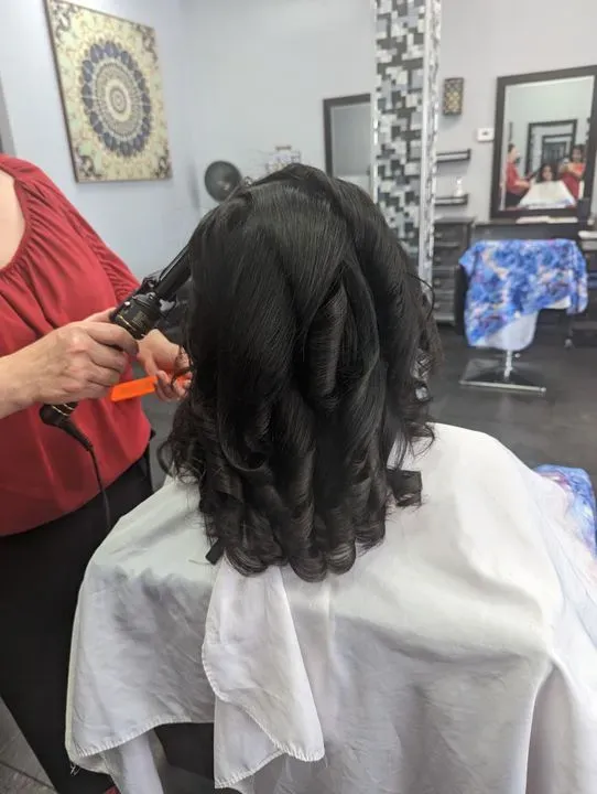 https://cdn.salonspotlight.com/photos/4TCnyP7wYThf3Kwgx6ys/f39be7a6-480b-4424-a8c6-6700506fb3df_720x720