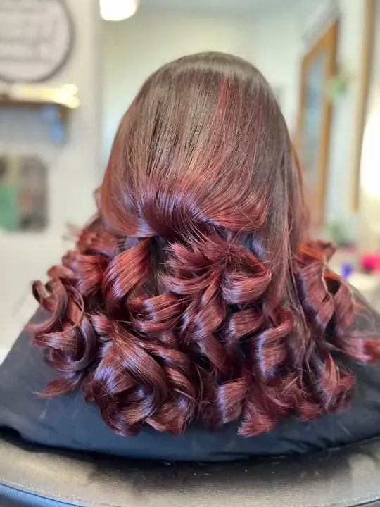 https://cdn.salonspotlight.com/photos/4TiIaR1zsVu0QWOIXolR/30f7f804-e835-4133-bead-81808987507a_720x720