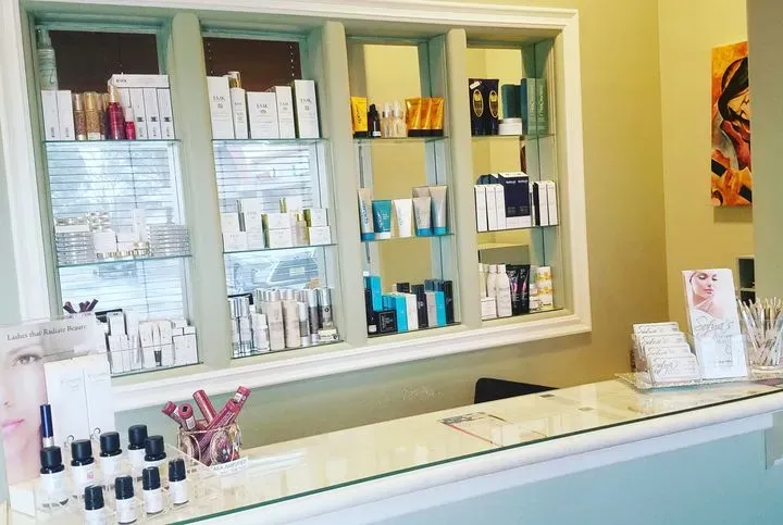 https://cdn.salonspotlight.com/photos/4VFMkTsu2kgNqVstC1tA/67d33f14-07e1-4714-abfa-03fc249ac505_720x720