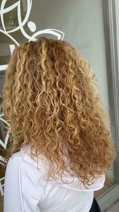 https://cdn.salonspotlight.com/photos/4W64IbQX1b8FqvW6QCUB/1f439dd2-e10b-44b8-a0b8-b7c5b511481b_720x720