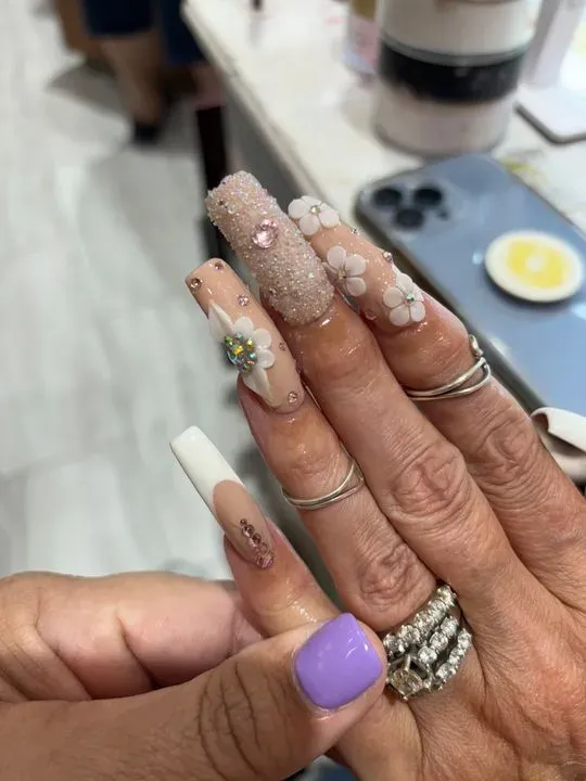 https://cdn.salonspotlight.com/photos/4XKs96T410zB2cAkmKsU/cc5a0eae-b90e-4ff2-b3bd-658bb1597557_720x720