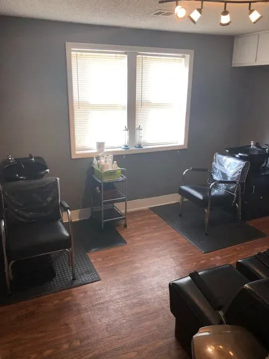 https://cdn.salonspotlight.com/photos/4XyXvPEIddWBokbK7v4i/2e864dd2-b224-4caa-b13a-095925e13f86_720x720