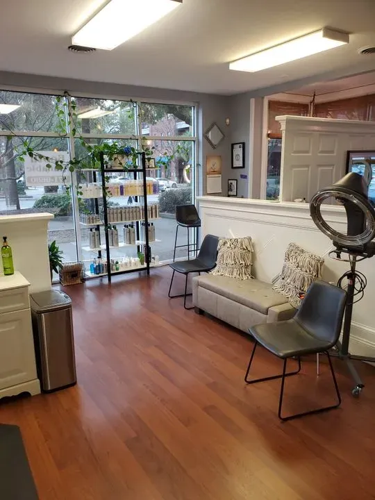https://cdn.salonspotlight.com/photos/4Y3cd5WTJxxMQFiAqWY7/88d8987c-9353-4b34-81e3-b9403e33571c_720x720