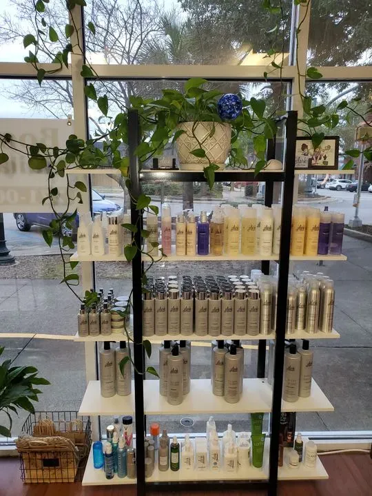 https://cdn.salonspotlight.com/photos/4Y3cd5WTJxxMQFiAqWY7/ee5d62a7-cf13-4ee4-9d19-14eede4cb064_720x720