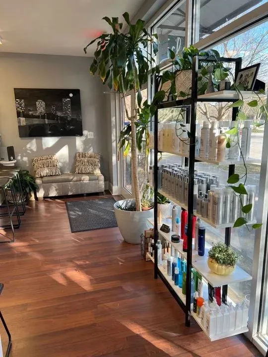 https://cdn.salonspotlight.com/photos/4Y3cd5WTJxxMQFiAqWY7/fe0a783e-08ed-425a-b7d7-0acaeb1cc2d1_720x720