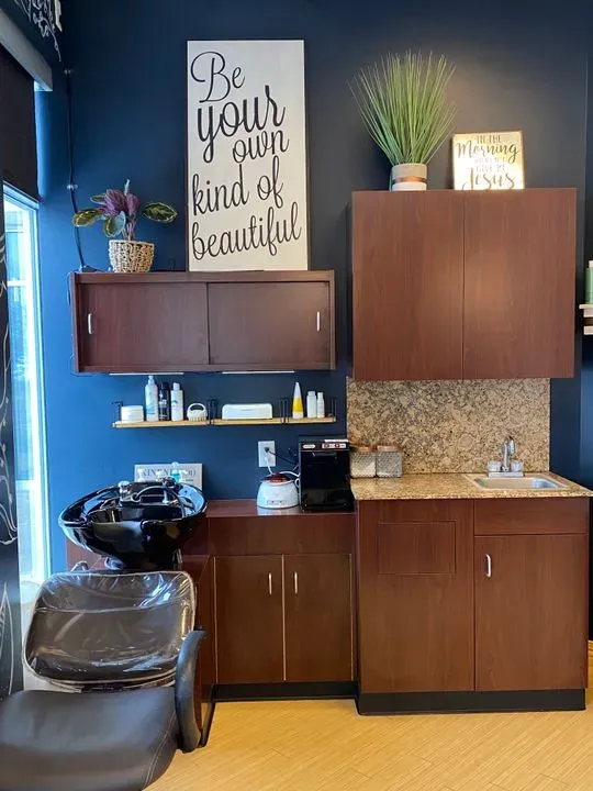 https://cdn.salonspotlight.com/photos/4Z0RdQZnbprQN30HR7hX/aceb9d19-424a-4d54-abc8-036930138ce1_720x720