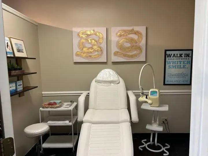 https://cdn.salonspotlight.com/photos/4aNeC137Wufab9wh9fxO/5c780be8-7d6f-4cab-bba5-a3b4be20d0b0_720x720
