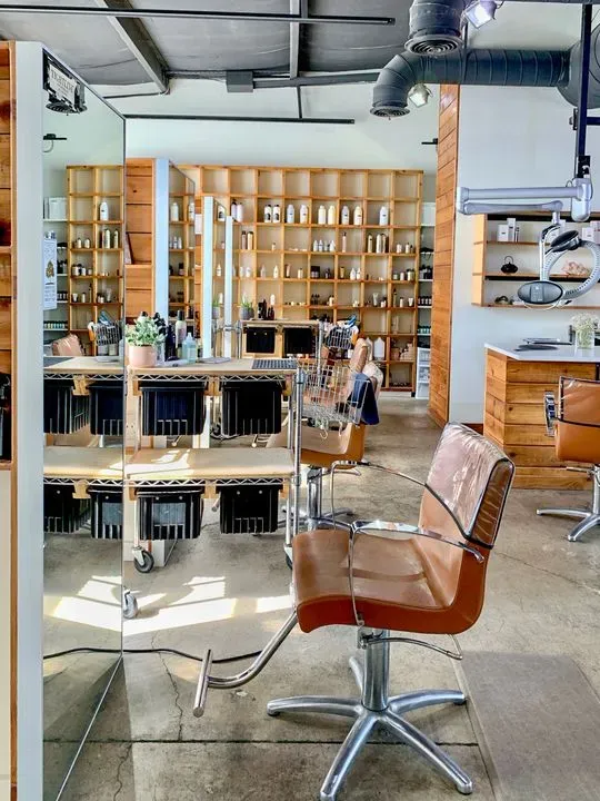 https://cdn.salonspotlight.com/photos/4bzm29C9lGXLbrRCX1wu/9a6a2d87-4bab-4a9c-89df-6a4705d84d56_720x720