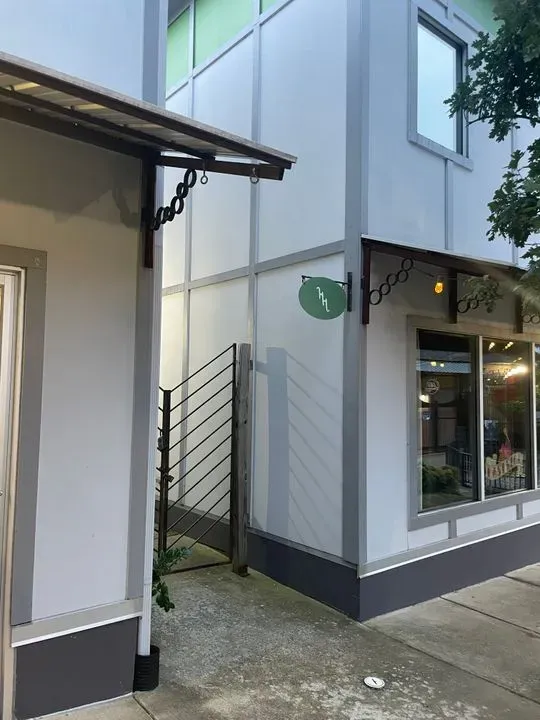https://cdn.salonspotlight.com/photos/4efqzpVgLa3i0HrUfym2/ca8f210c-0f4e-49d9-9e4d-1a30022acb2f_720x720