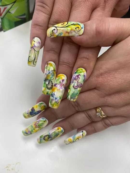 https://cdn.salonspotlight.com/photos/4gTyUzKmgYlR5l4VBhrr/98d91228-4624-4f9d-b861-e18cee042dfa_720x720