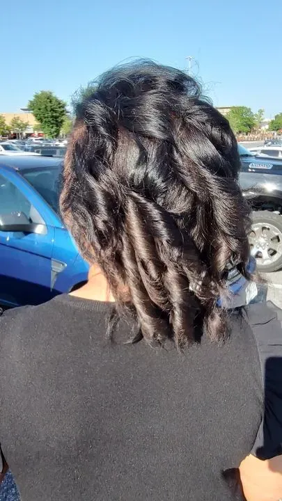 https://cdn.salonspotlight.com/photos/4hUEunVYVR3vw5hoUzLt/7c21d3b4-b5f2-484d-8566-2a7e7b140ab0_720x720