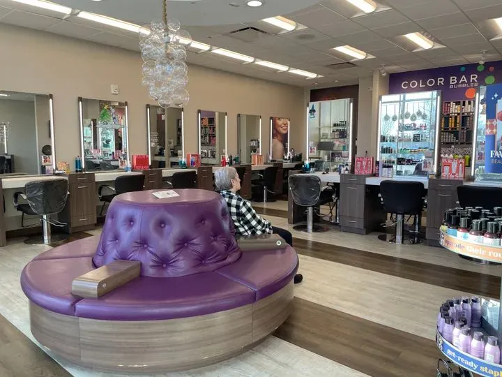 https://cdn.salonspotlight.com/photos/4hUEunVYVR3vw5hoUzLt/c17d882c-80ea-426f-aa2e-f1feee11e235_720x720
