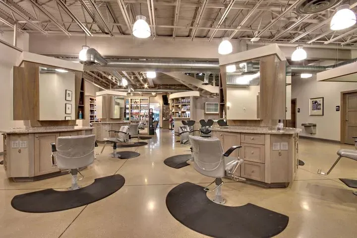 https://cdn.salonspotlight.com/photos/4jJ5NanxLrylUDgsp6fi/1d32e403-c699-4c2a-a896-74eec5ba1778_720x720