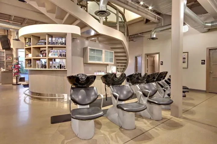 https://cdn.salonspotlight.com/photos/4jJ5NanxLrylUDgsp6fi/42734d35-5145-4366-a88b-57dfa4fd8853_720x720
