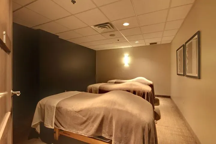 https://cdn.salonspotlight.com/photos/4jJ5NanxLrylUDgsp6fi/b2d8c164-d96c-4ebe-8444-848205dbc95c_720x720