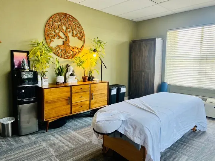 https://cdn.salonspotlight.com/photos/4jhc4I8f6WAbi4fbmOS9/c9076da3-30db-4b73-a430-ac4769942309_720x720
