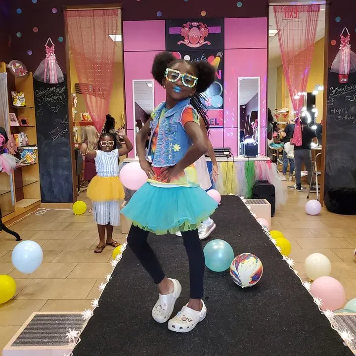 https://cdn.salonspotlight.com/photos/4kII1nWG40hWO2g7wciY/a6a37a44-62a1-4e02-b16b-58f9ad1895be_720x720
